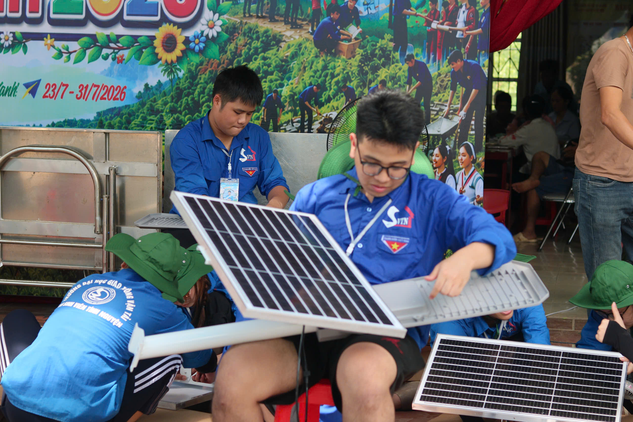 Chuẩn bị cột đèn và linh kiện đèn năng lượng mặt trời Piti Solar