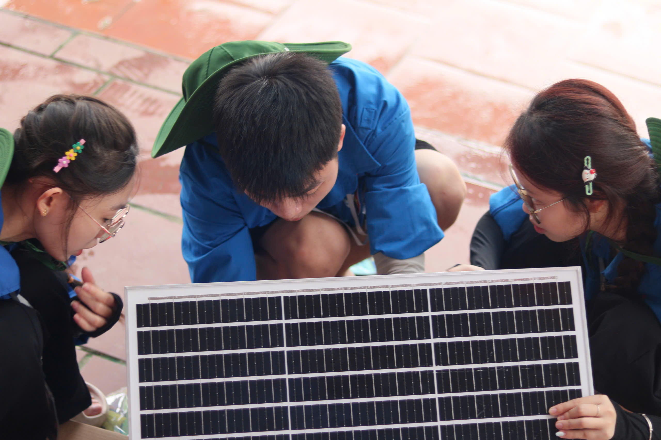 Kỹ thuật viên Piti Solar hướng dẫn lắp đặt tấm pin năng lượng
