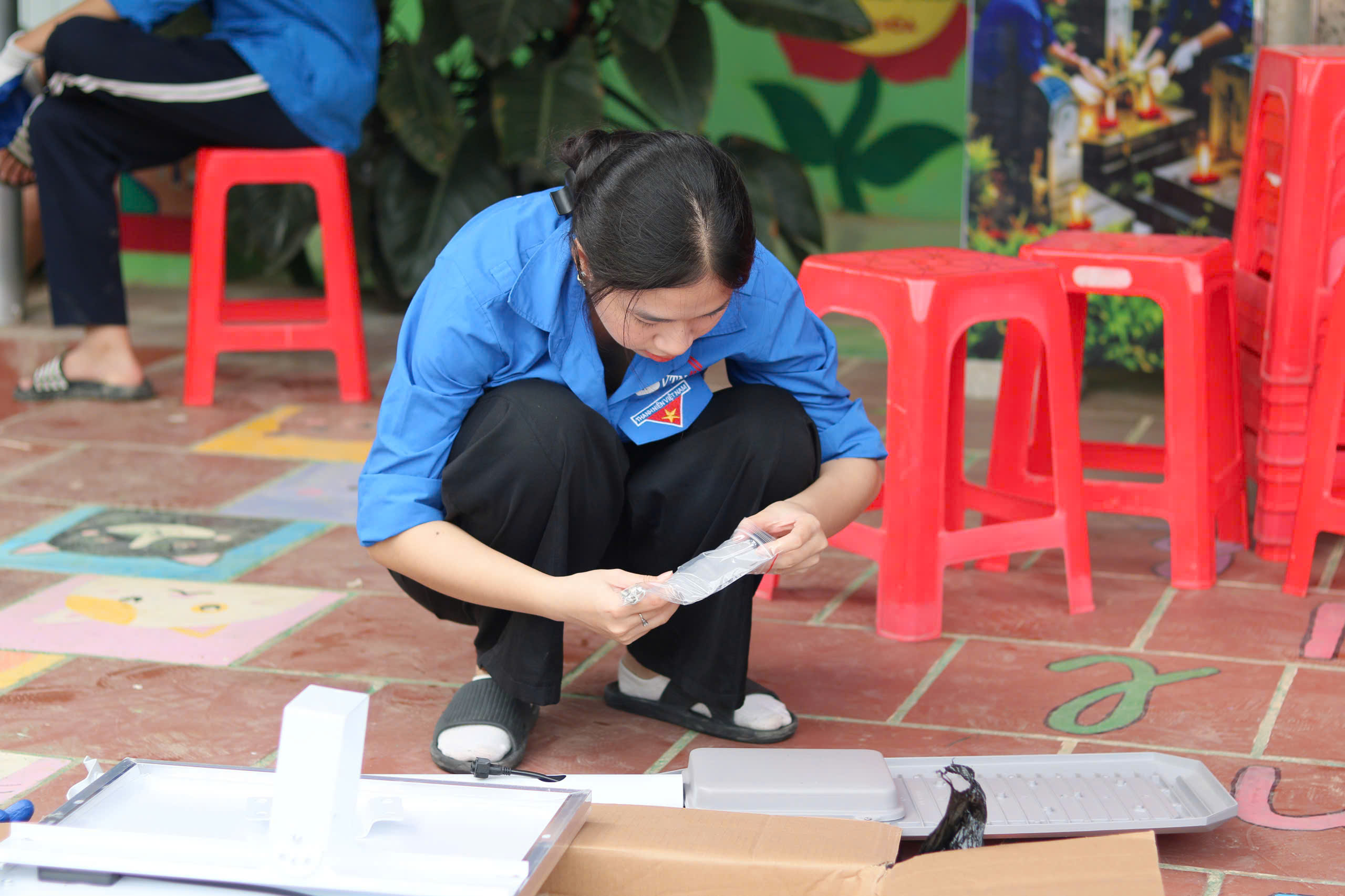 Sinh viên tình nguyện hỗ trợ đào hố chôn cột đèn năng lượng