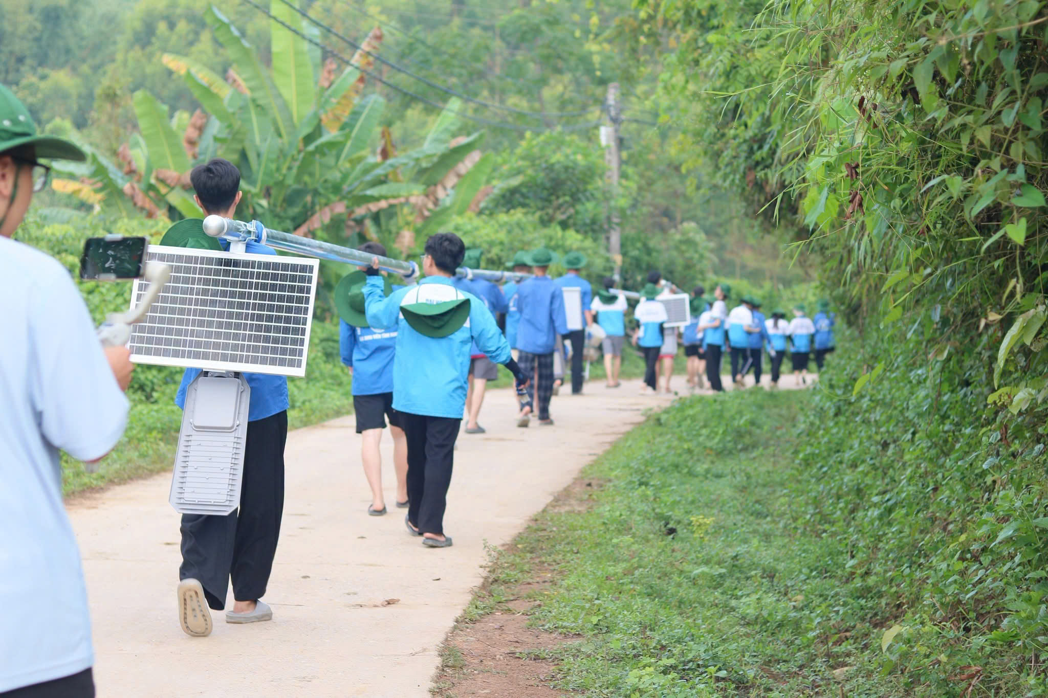 Đèn đường năng lượng mặt trời Piti Solar phát sáng đêm vùng cao