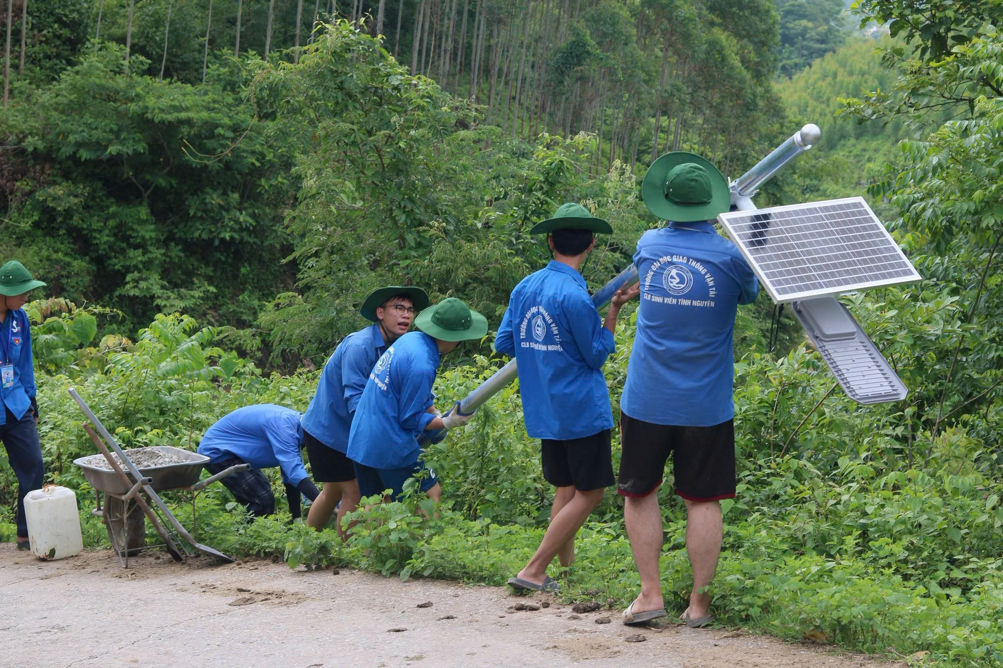 Tuyến đường thắp sáng năng lượng mặt trời hoàn thành