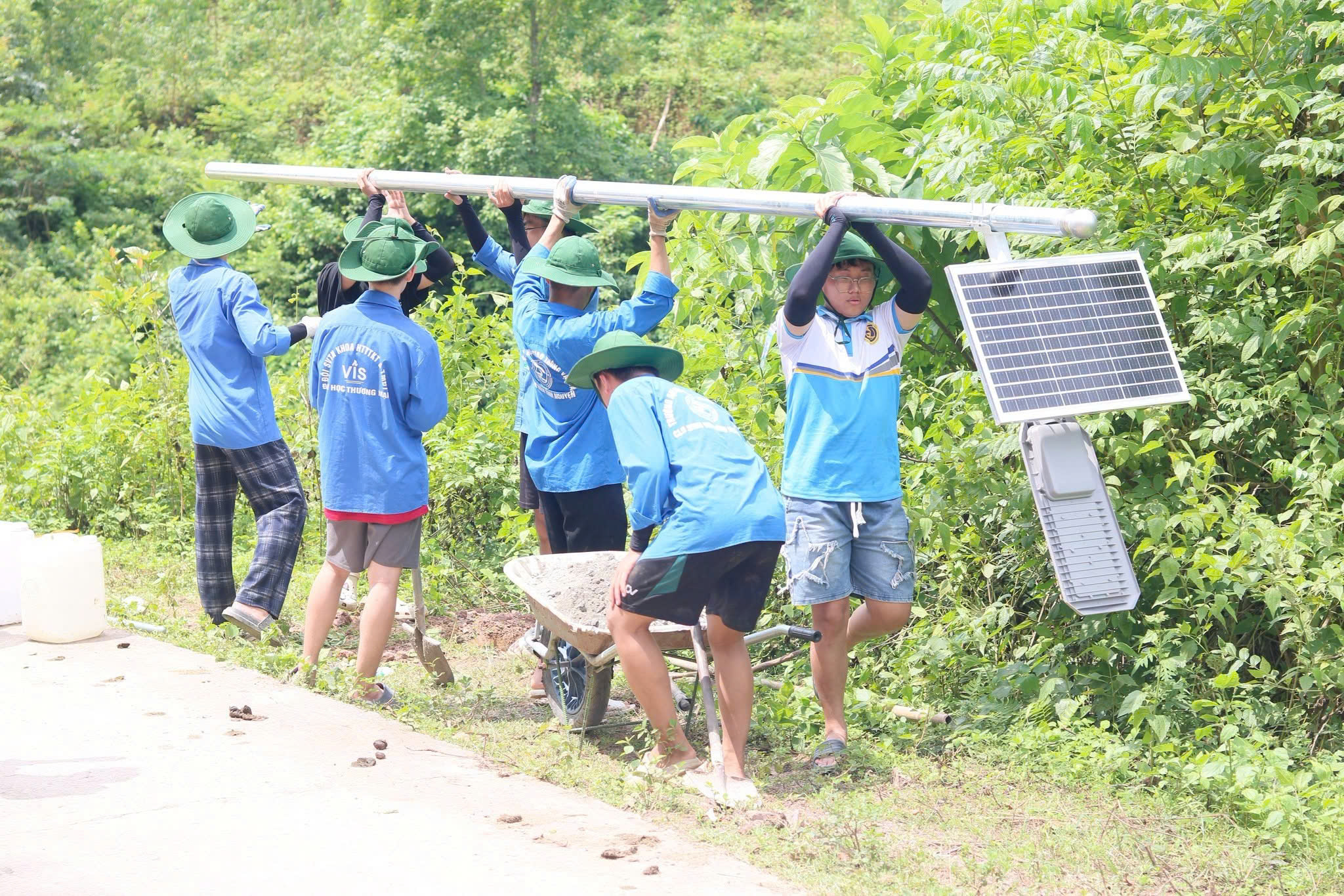 Hình kỷ niệm đẹp chuyến đi tình nguyện thắp sáng bản làng Cao Bằng của Piti Solar